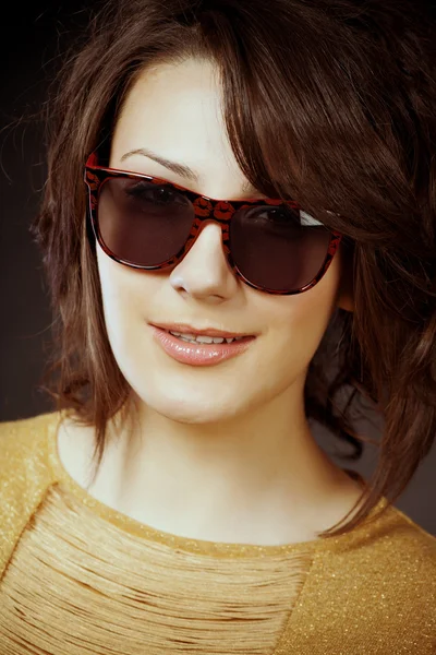 Piękne i moda dziewczyna w okularach, szczegół portret strzał studio — Zdjęcie stockowe