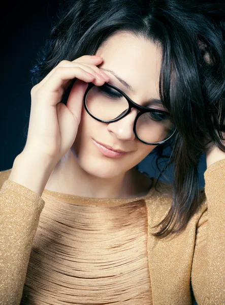 Menina bonita e de moda em óculos, close-up retrato, tiro estúdio — Fotografia de Stock