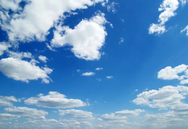 Nubes en el cielo azul — Foto de Stock