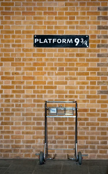 9 3/4 platform és tartókocsival Stock Kép