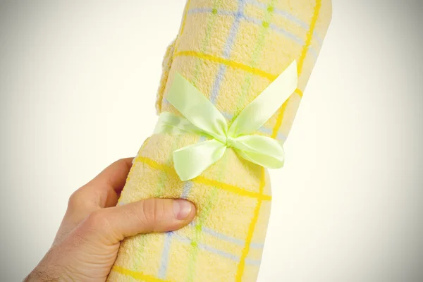 Yelloy handduk i handen — Stockfoto