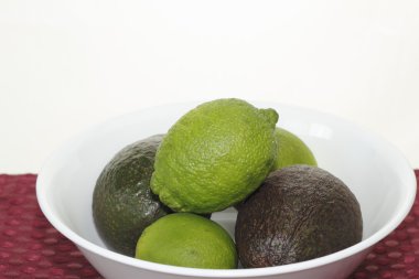 Bütün avokado ve limes