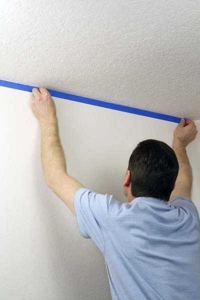 Enmascarar una pared con cinta azul — Foto de Stock