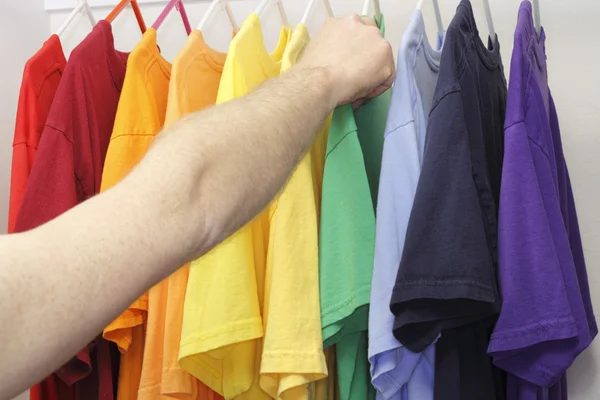 Διαλέγοντας ένα πουκάμισο — Φωτογραφία Αρχείου