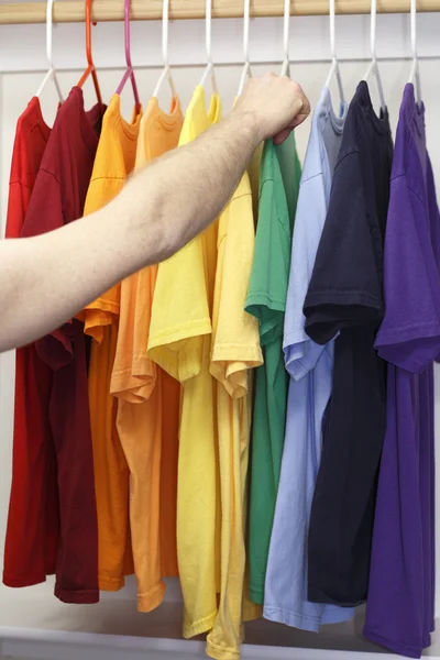 Elegir una camisa — Stockfoto