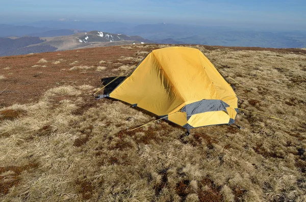 Amanhecer nas montanhas e tenda amarela — Fotografia de Stock