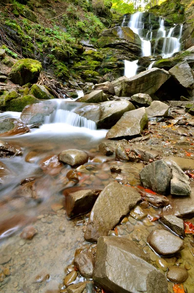 Cachoeira clara fluindo vertical — Fotografia de Stock
