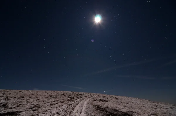 Karlı yol üzerine moon — Stok fotoğraf