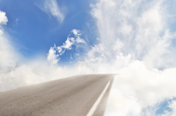 Céu estrada se transformar em nuvens — Fotografia de Stock
