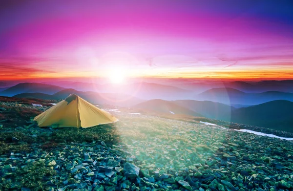 Tourist tent in the rocky mountains and flaring sun — Stock Photo, Image