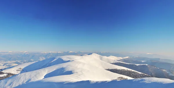 Panoramatický výhled na zasněžené horské hřebeny — Stock fotografie
