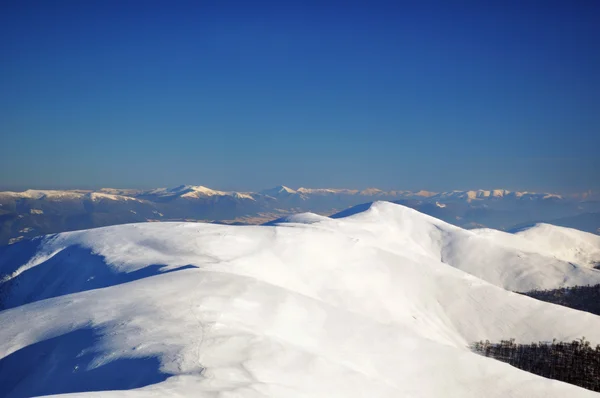 Snöiga berget åsar — Stockfoto