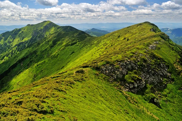 Crinale roccioso nelle Alpi Marmaroski. Carpazi — Foto Stock