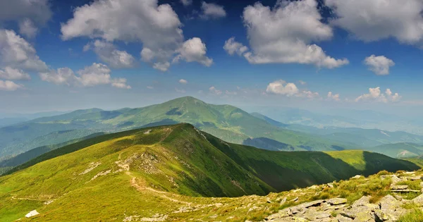 Path from Hoverla mountain to Petros mountain — Stock Photo, Image