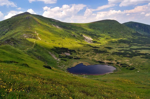 Nesamovyte mountainous lake. 1750 m — Stock Photo, Image