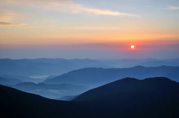 Ανατολή του ηλίου στο emerald Καρπάθια Όρη — Φωτογραφία Αρχείου