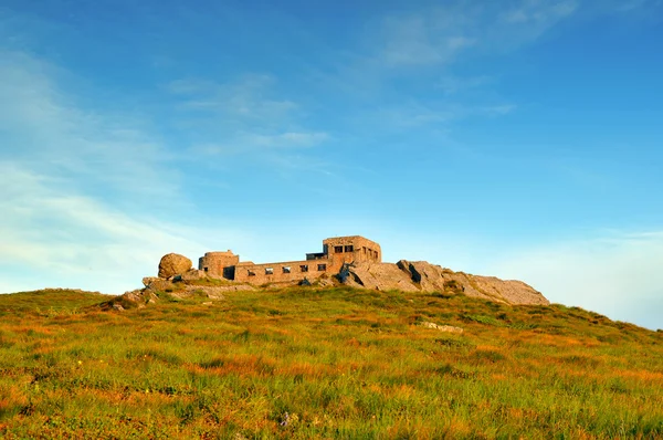 Ruínas de base abandonadas nas montanhas dos Cárpatos — Fotografia de Stock