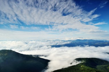 Dağlı manzara Sabah gökyüzü altında bulutlu