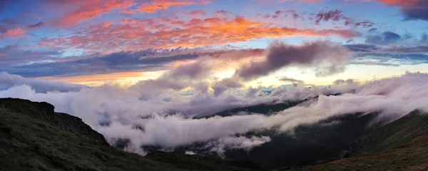 Sunset in the mountains after thunderstorm — Stock Photo, Image