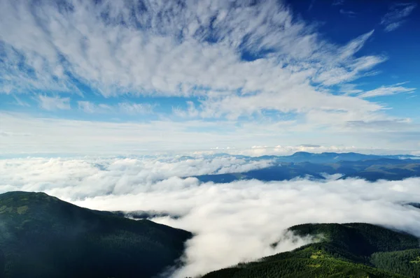 Τοπίο με βουνά κάτω από τον πρωινό ουρανό με σύννεφα — Φωτογραφία Αρχείου