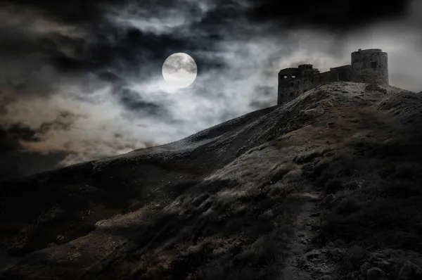 Nacht, maan en donkere Fort — Stockfoto