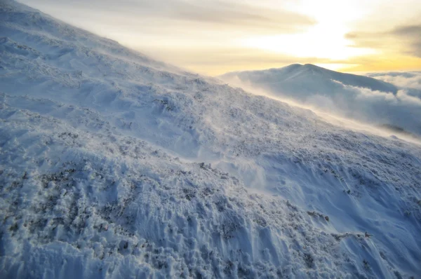 Piek van winter berg in winderige omstandigheden — Stockfoto