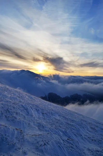 Günbatımında kış Karpatlar — Stok fotoğraf