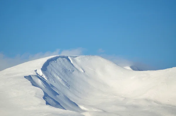 雪の丘。自然の組成snö kullar. sammansättningen av naturen — Stockfoto