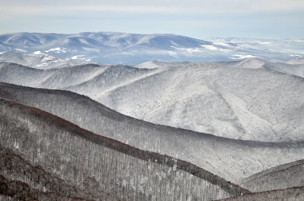 雪盖的脊的冬天山 — 图库照片