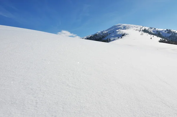 Bellissima neve innevata in montagna — Foto Stock