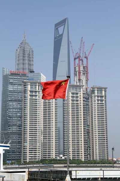 Vlag en gebouwen — Stockfoto