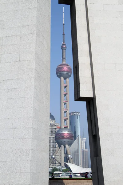 Šanghaj televizní věž a pomník hrdinů — Stock fotografie