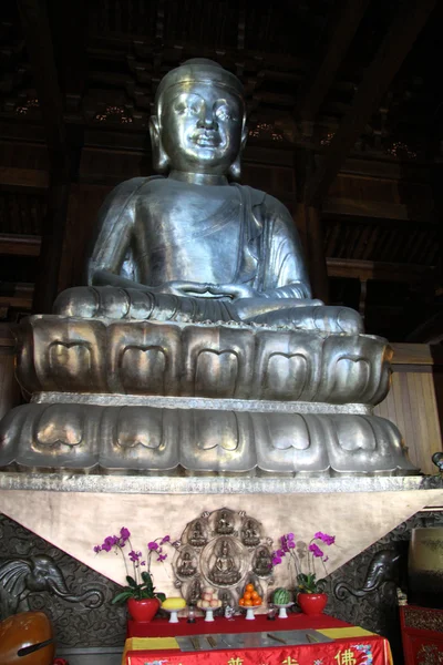 Bouddha dans le temple de Jingan — Photo