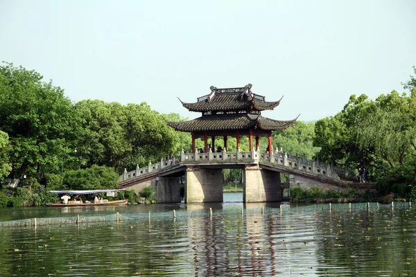 Puente y barco en el lago Oeste — Foto de Stock