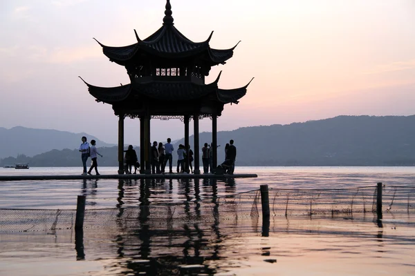 Pagoda en el lago del oeste — Stok fotoğraf