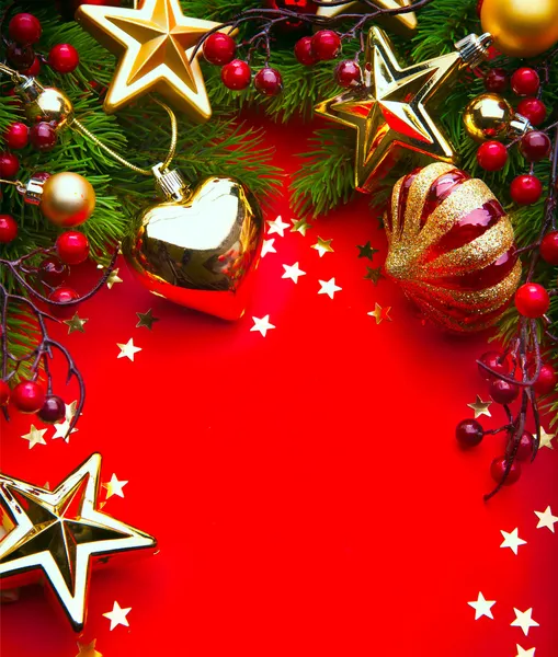 Marco de Navidad de arte con decoraciones de Navidad sobre fondo rojo — Foto de Stock