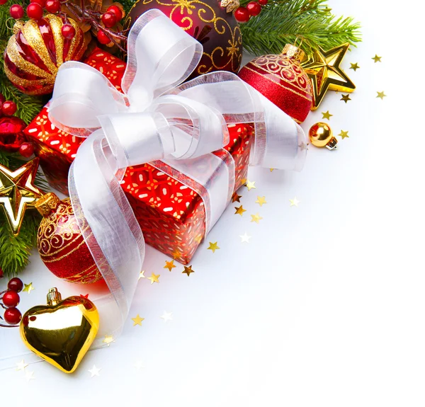 Tarjeta de Navidad con cajas de regalo y decoraciones navideñas —  Fotos de Stock