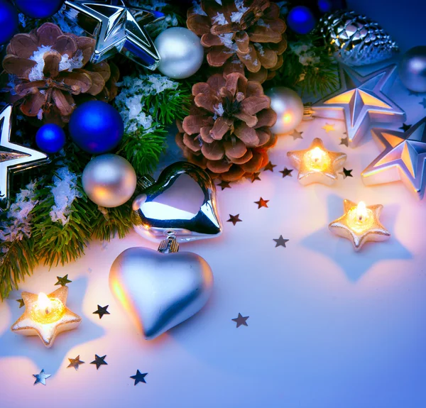 Sanat Noel kartı Noel süslemeleri ile mavi arka plan — Stok fotoğraf