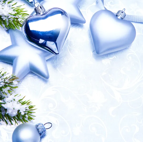 Ezüst karácsonyi dekoráció a kék háttér — Stock Fotó