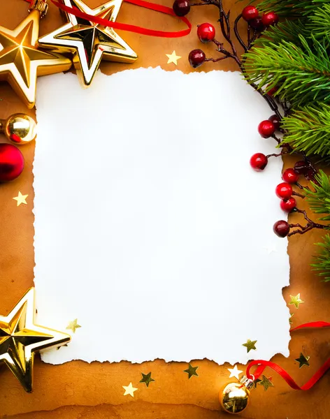 Concevoir une carte de vœux de Noël avec du papier blanc sur un dos rouge — Photo