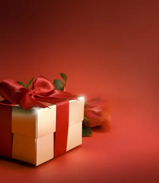 Caixa de presente de arte e rosa vermelha — Fotografia de Stock