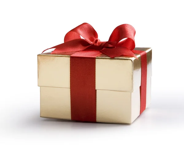 Sanat altın hediye kutusu ile üzerine beyaz izole kırmızı fiyonklu kırmızı yay altın hediye kutusu — Stok fotoğraf