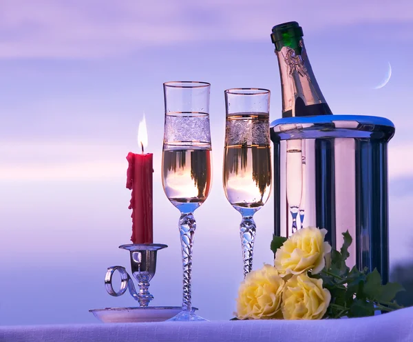 Kunst gelukkig romantisch diner met wijn op de hemelachtergrond — Stockfoto