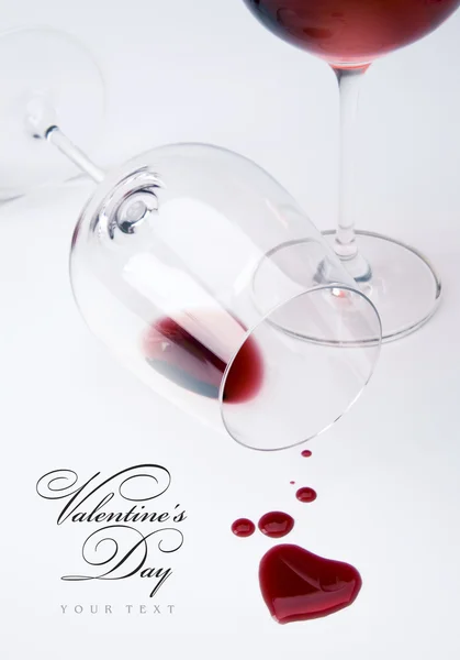 Dwie szklanki i rozlane wino — Zdjęcie stockowe