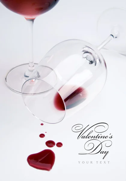 Dwie szklanki i rozlane wino — Zdjęcie stockowe