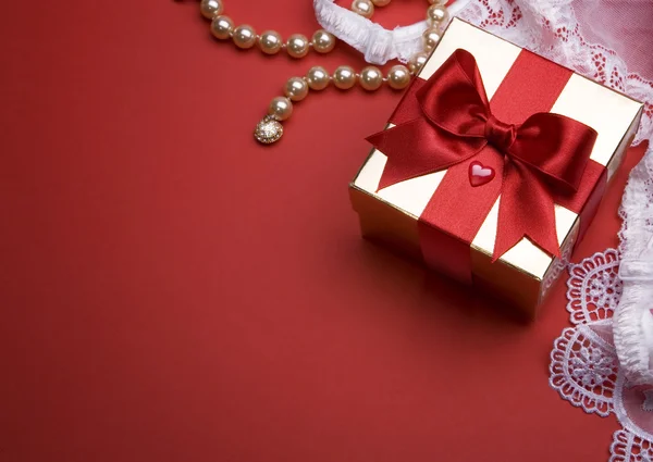 Sanat Sevgililer günü tebrik kartı kırmızı gül ve hediye kutusu — Stok fotoğraf