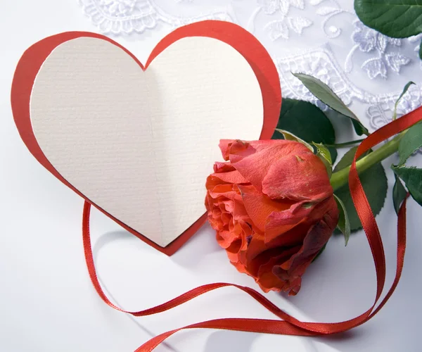 Tarjeta de felicitación del Día de San Valentín con rosas rojas y corazón — Foto de Stock