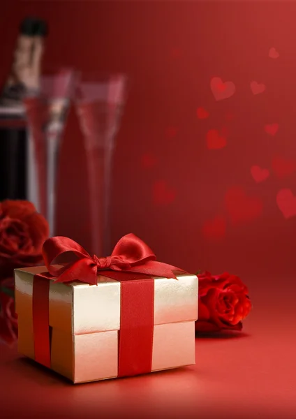 Tarjeta de felicitación Art Valentines Day con rosas rojas y caja de regalo — Foto de Stock