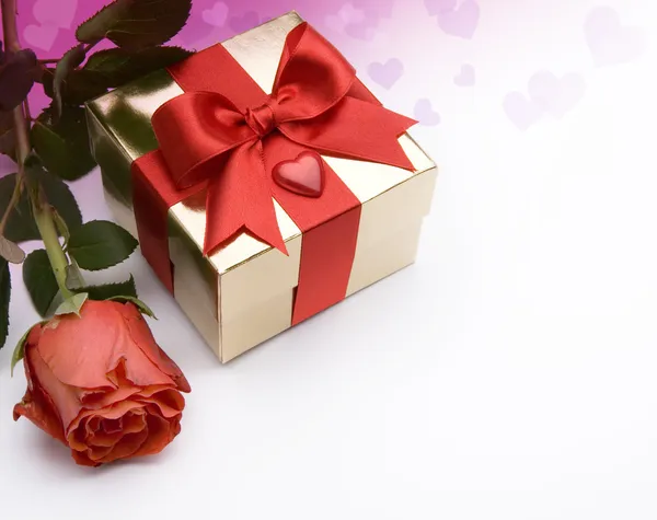 Sanat Sevgililer günü tebrik kartı kırmızı gül ve hediye kutusu — Stok fotoğraf