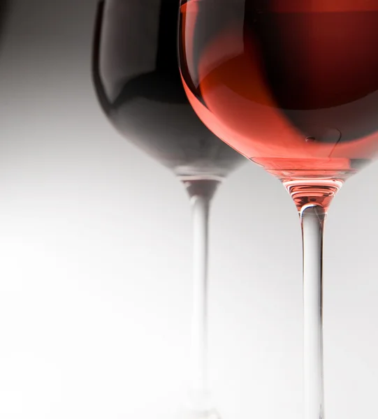 Weingläser mit Rotwein isoliert auf weißem Hintergrund — Stockfoto